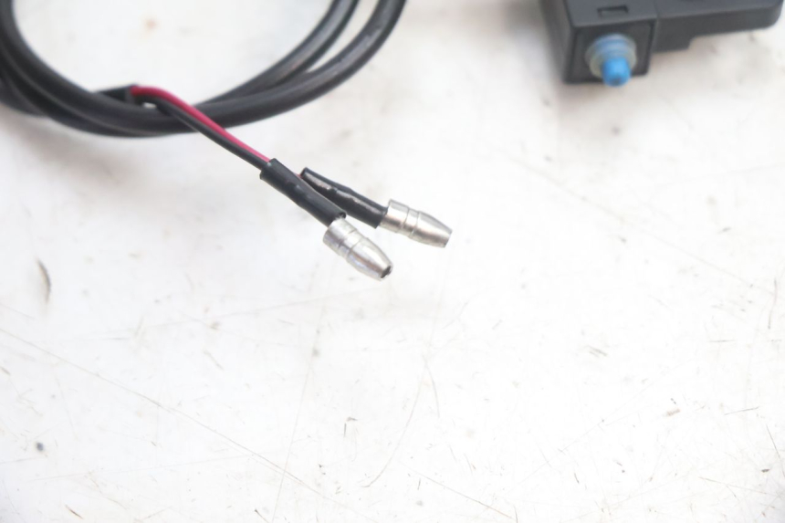 photo de CONTACTEUR FEU STOP DROIT JM MOTORS OLDIES 4T 50 (2020 - 2026) - Gros plan technique