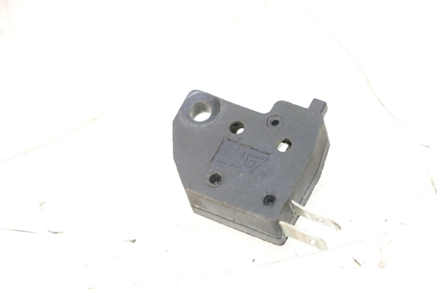 photo de CONTACTEUR FEU STOP DROIT VASTRO R-ONE 4T 50 (2014 - 2022) - Détail de la pièce