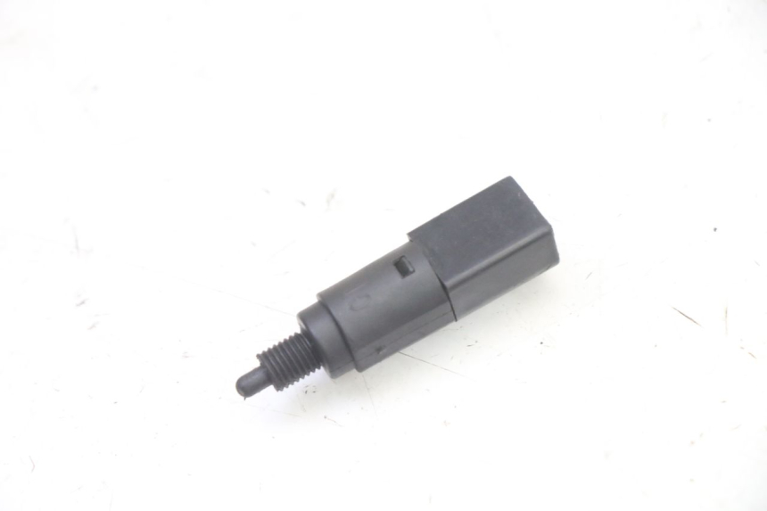 photo de CONTACTEUR FEU STOP DROIT GILERA RUNNER SP 50 (2006 - 2008)
