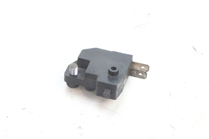 photo de CONTACTEUR FEU STOP DROIT PEUGEOT SATELIS 125 (2006 - 2009) - Autre angle de vue