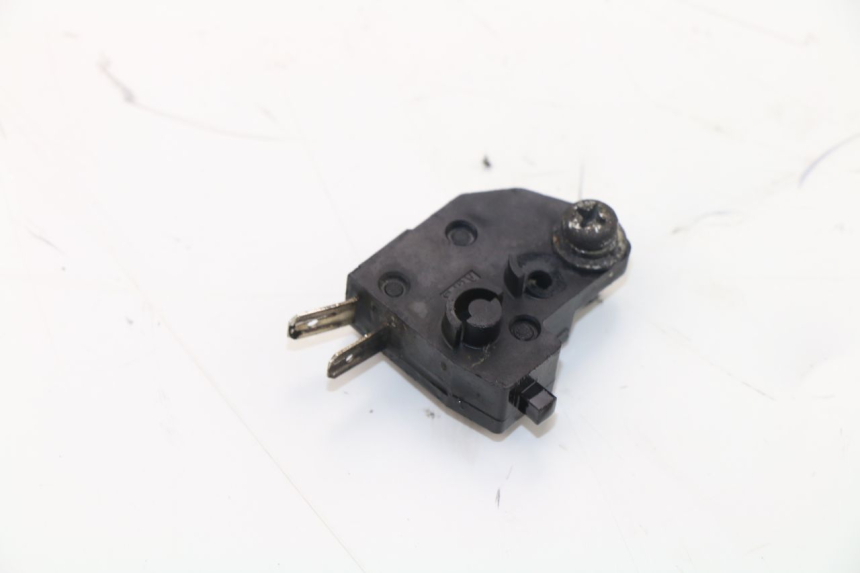 photo de CONTACTEUR FEU STOP DROIT SUZUKI SV N 650 (2003 - 2009)