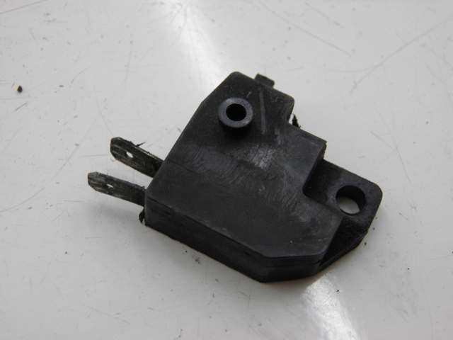 photo de CONTACTEUR FEU STOP DROIT YAMAHA FZS FAZER 600 (1998 - 2001)