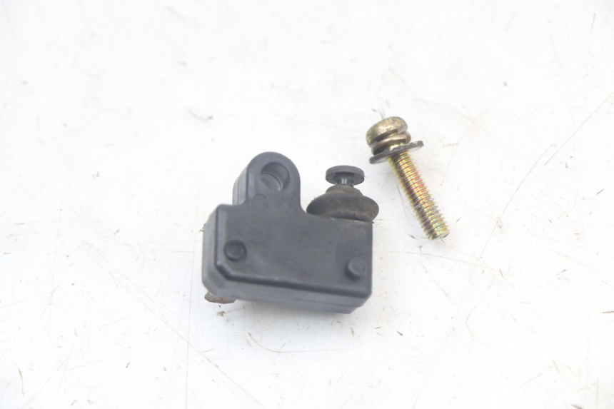 photo de CONTACTEUR FEU STOP DROIT YAMAHA XMAX X-MAX 125 (2006 - 2009)