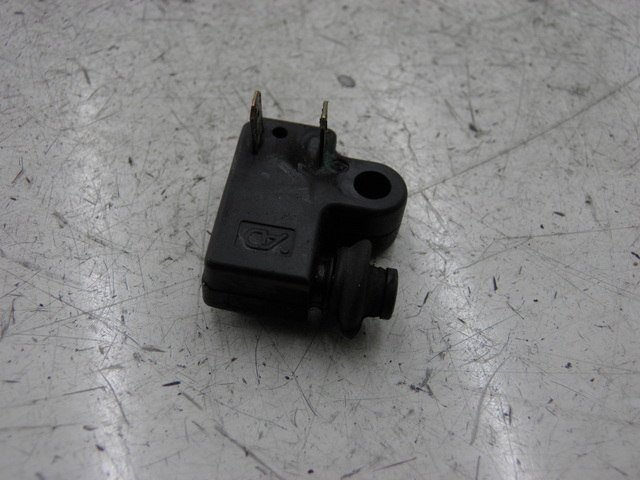 photo de CONTACTEUR FEU STOP DROIT YAMAHA XP T-MAX 500 (2000 - 2003) - Autre angle de vue