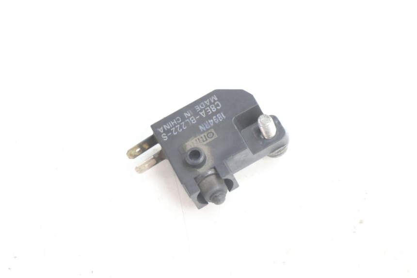 photo de CONTACTEUR FEU STOP GAUCHE SUZUKI BURGMAN 125 (2007 - 2014) - Autre angle de vue