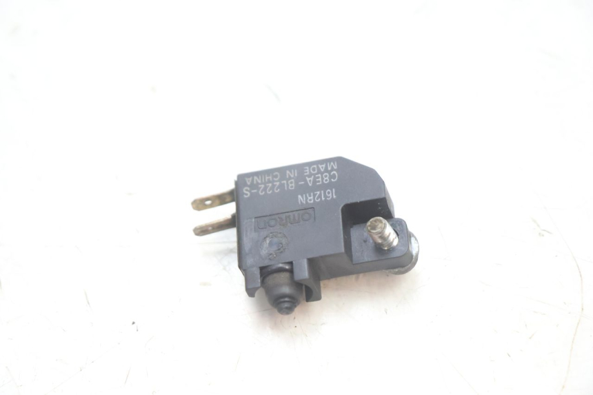 photo de CONTACTEUR FEU STOP GAUCHE SUZUKI BURGMAN EXECUTIVE ABS 650 (2006 - 2012) - Autre angle de vue
