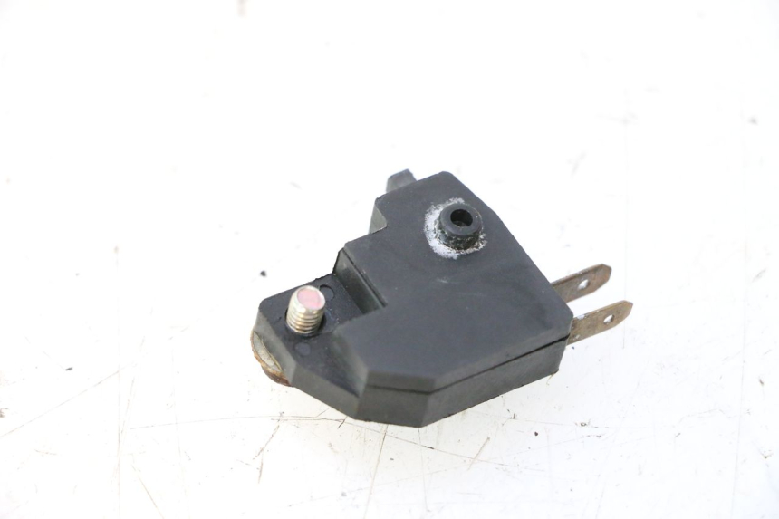 photo de CONTACTEUR FEU STOP GAUCHE CF MOTO E-CHARM 125 (2005 - 2008) - Zoom état d’usage