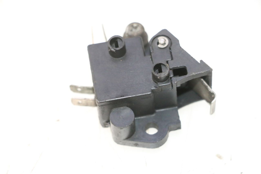 photo de CONTACTEUR FEU STOP GAUCHE HONDA FES PANTHEON 2T 125 (1998 - 2002) - Autre angle de vue