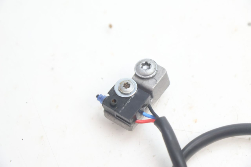 photo de CONTACTEUR FEU STOP GAUCHE PIAGGIO MP3 HPE 530 (2022 - 2026) - Autre angle de vue