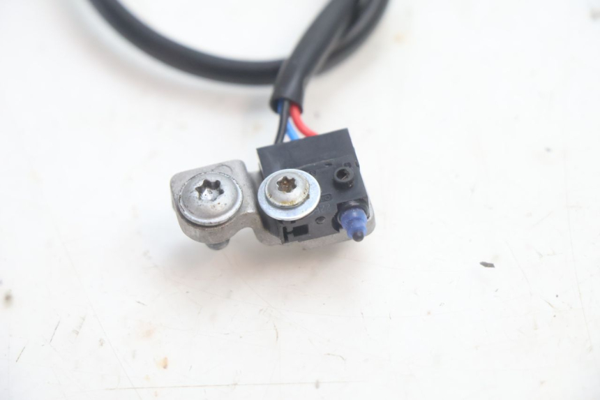 photo de CONTACTEUR FEU STOP GAUCHE PIAGGIO MP3 HPE 530 (2022 - 2026) - Gros plan technique