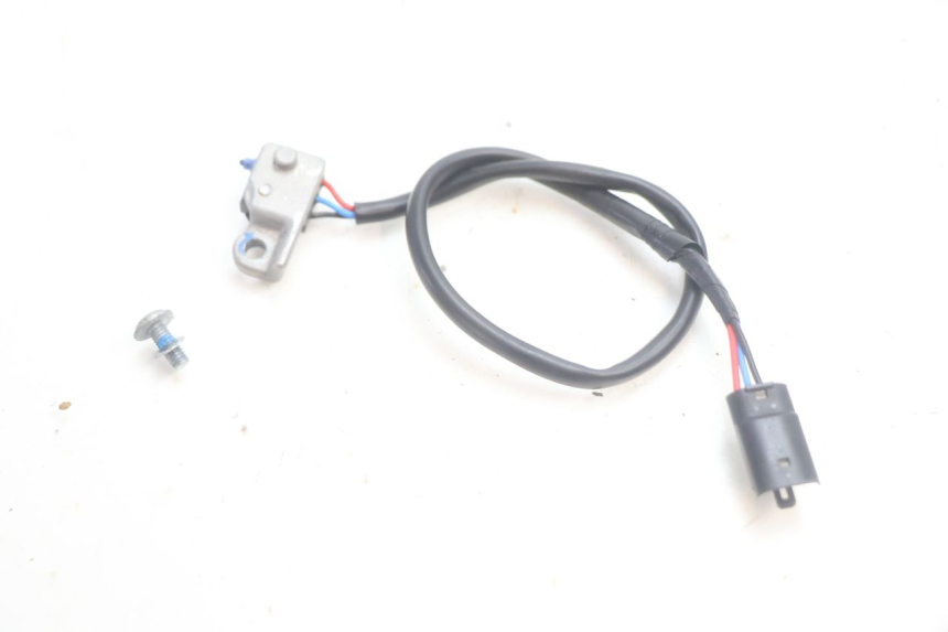 photo de CONTACTEUR FEU STOP GAUCHE PIAGGIO MP3 HPE 530 (2022 - 2026) - Vue d’ensemble
