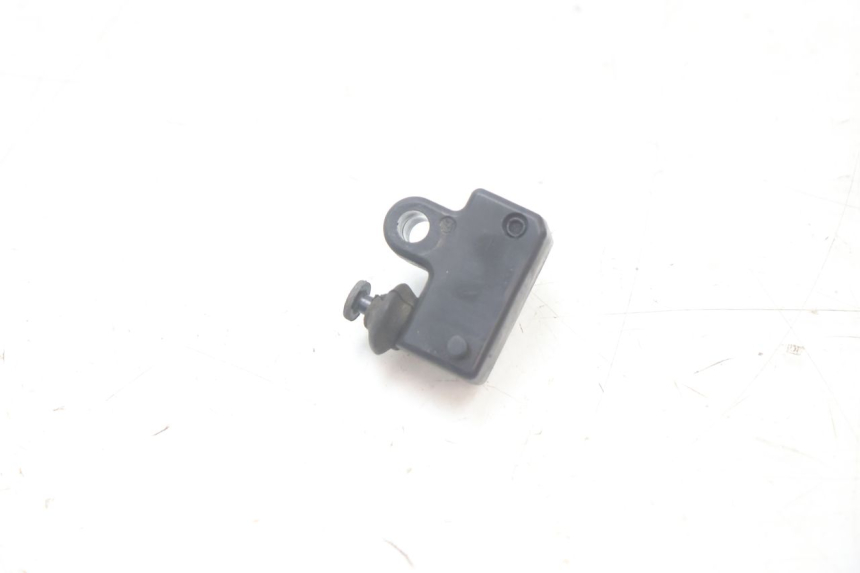 photo de CONTACTEUR FEU STOP GAUCHE YAMAHA XMAX X-MAX 125 (2006 - 2009) - Autre angle de vue