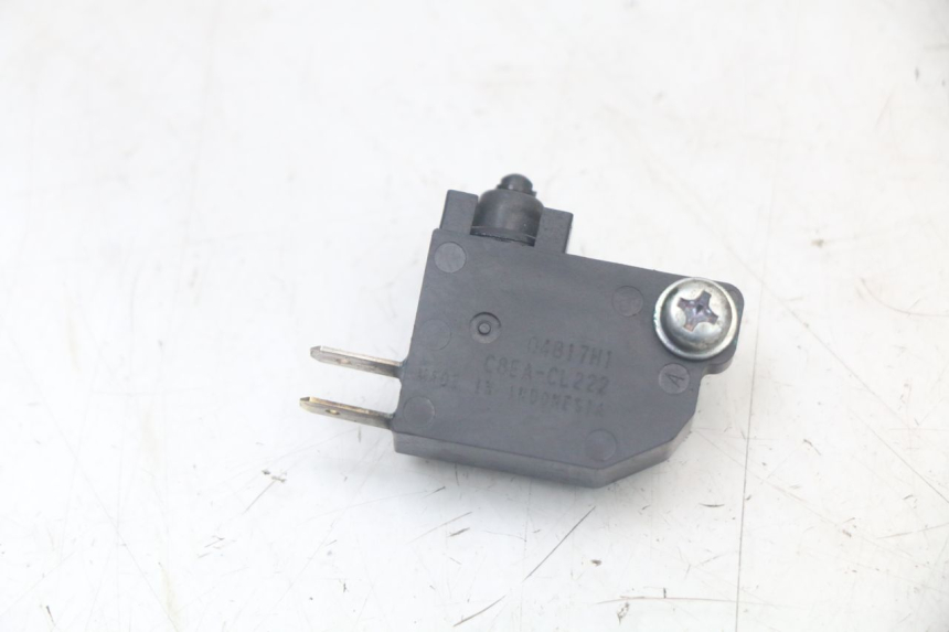 photo de CONTACTEUR FEU STOP GAUCHE YAMAHA XMAX X-MAX ABS 125 (2017 - 2020)