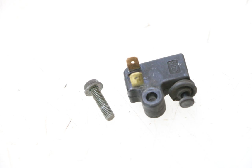photo de CONTACTEUR FEU STOP GAUCHE YAMAHA XP T-MAX ABS 500 (2005 - 2005) - Détail de la pièce