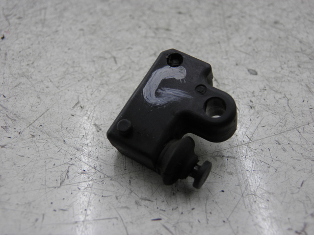 photo de CONTACTEUR FEU STOP GAUCHE YAMAHA XP T-MAX 500 (2000 - 2003) - Vue principale