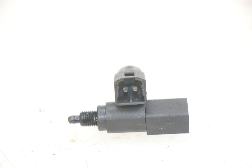 photo de CONTACTEUR FEU STOP PIAGGIO FLY 125 (2005 - 2012)