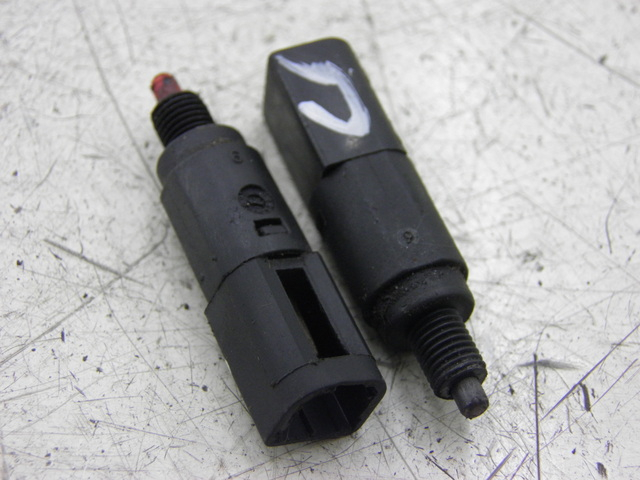 photo de CONTACTEUR FEU STOP PIAGGIO FLY 125 (2005 - 2012)