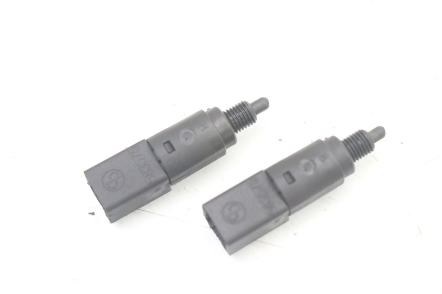 photo de CONTACTEUR FEU STOP PIAGGIO VESPA GRANTURISMO 125 (2003 - 2007)