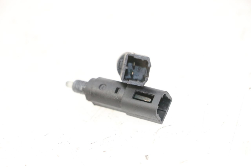 photo de CONTACTEUR FEU STOP PIAGGIO VESPA GRANTURISMO 200 (2004 - 2005)