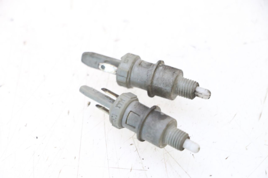 photo de CONTACTEUR FEU STOP PEUGEOT SATELIS COMPRESSOR K15 125 (2006 - 2009) - Vue principale
