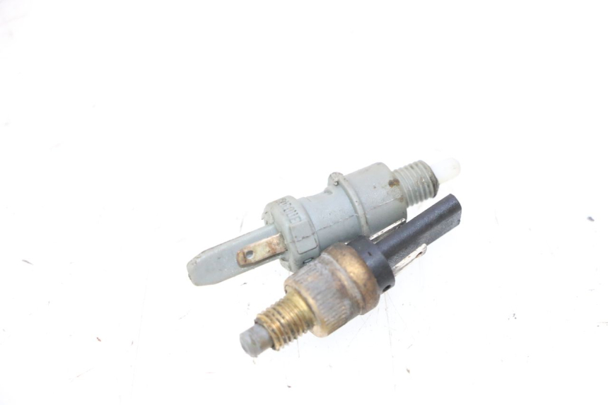 photo de CONTACTEUR FEU STOP PEUGEOT TREKKER 50 (1995 - 2004) - Détail de la pièce