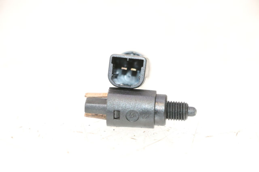 photo de CONTACTEUR FEU STOP PIAGGIO VESPA S 2T 50 (2007 - 2014) - Zoom état d’usage
