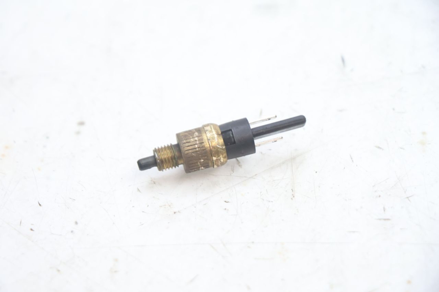 photo de CONTACTEUR FEU STOP YAMAHA YP MAJESTY 125 (2002 - 2006) - Détail de la pièce