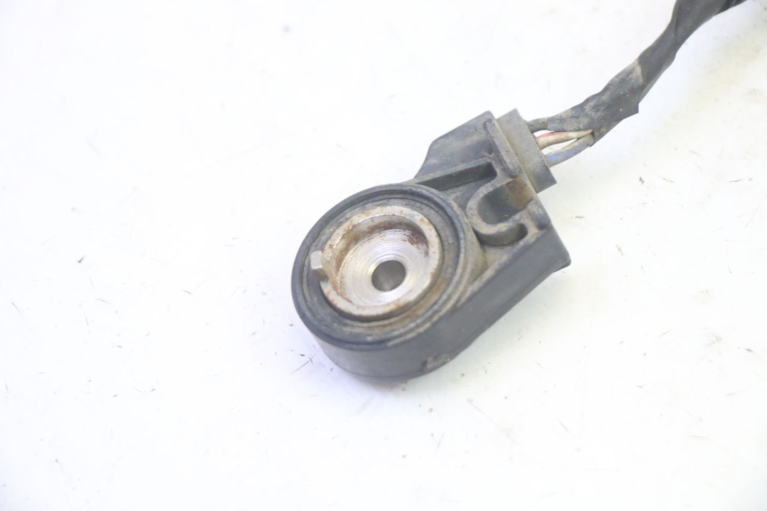 photo de COUPE CONTACT BEQUILLE SYM GTS EVO 125 (2009 - 2013) - Gros plan technique