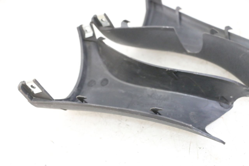 photo de COUVRE GUIDON ARRIERE SYM JOYMAX 125 (2010 - 2017)