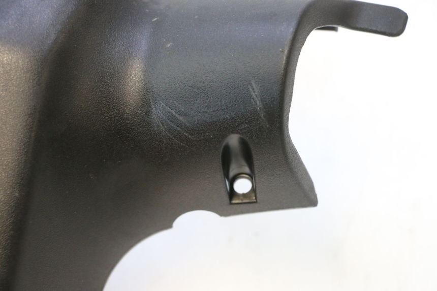 photo de COUVRE GUIDON ARRIERE PEUGEOT KISBEE 4T 50 (2023 - 2026) - Détail de la pièce