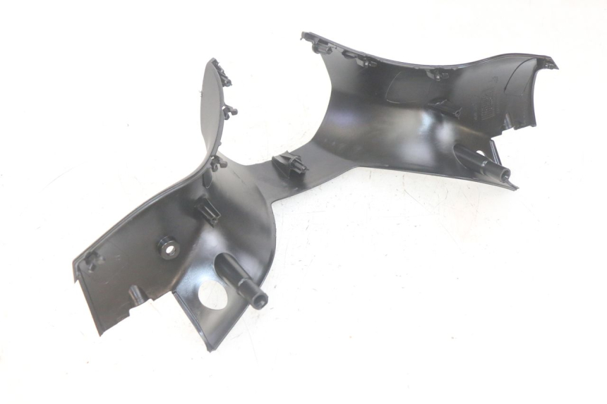 photo de COUVRE GUIDON ARRIERE PIAGGIO MP3 HPE 300 (2019 - 2026) - Gros plan technique