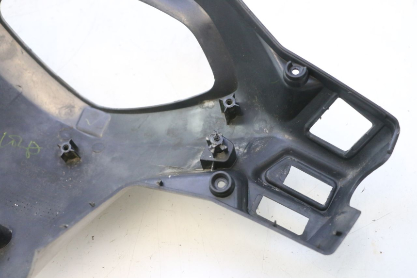 photo de COUVRE GUIDON ARRIERE HONDA SCV LEAD 100 (2003 - 2007) - Gros plan technique