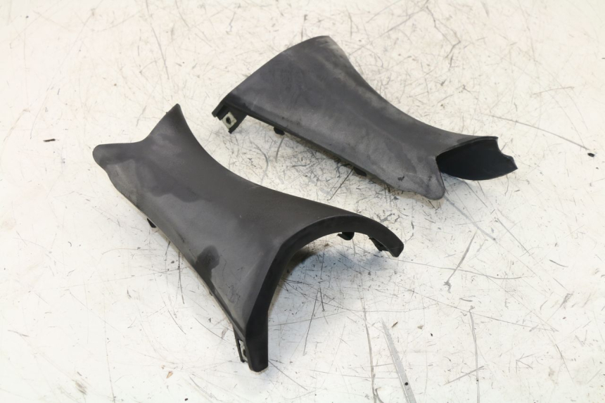 photo de COUVRE GUIDON ARRIERE SYM GTS 125 (2005 - 2008)