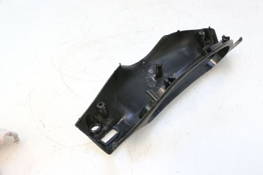photo de COUVRE GUIDON ARRIERE PIAGGIO TYPHOON 50 (2000 - 2009) - Détail de la pièce