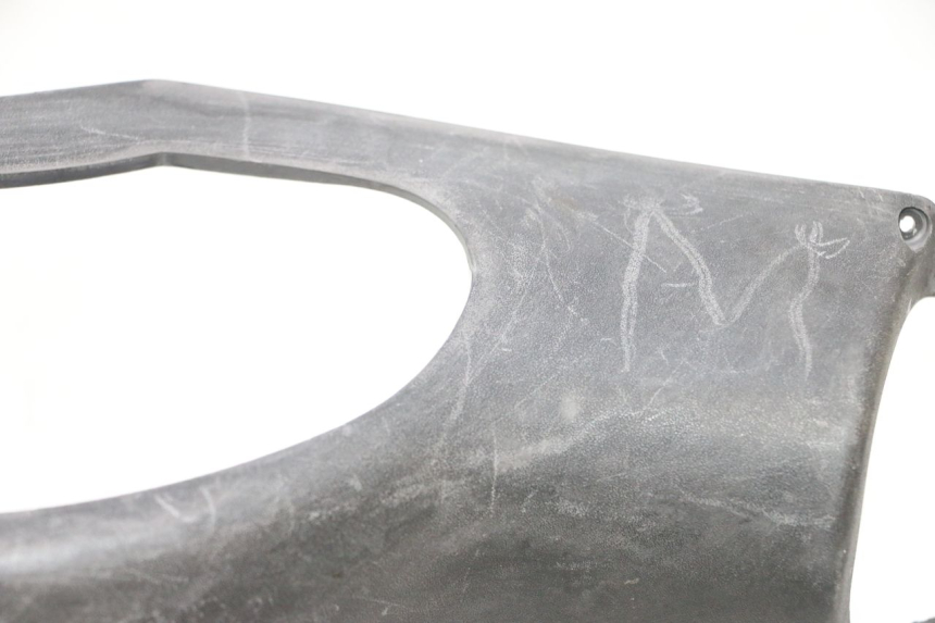 photo de COUVRE GUIDON ARRIERE PEUGEOT VIVACITY 50 (1998 - 2003) - Détail de la pièce