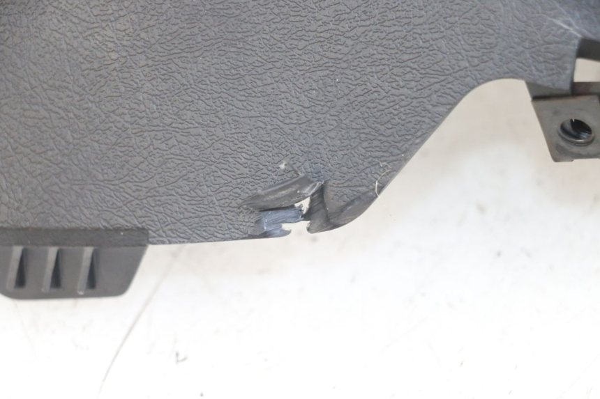 photo de COUVRE GUIDON ARRIERE YAMAHA XMAX X-MAX 125 (2006 - 2009)