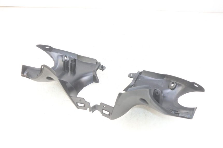 photo de COUVRE GUIDON ARRIERE YAMAHA HW XENTER 125 (2011 - 2017)