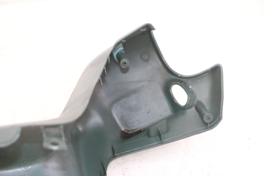 photo de COUVRE GUIDON AVANT PEUGEOT ELYSEO 125 (1999 - 2004)