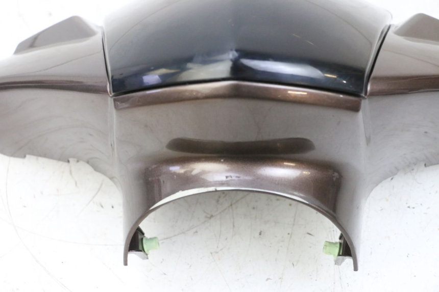photo de COUVRE GUIDON AVANT PEUGEOT KISBEE 2T 50 (2010 - 2017) - Détail de la pièce
