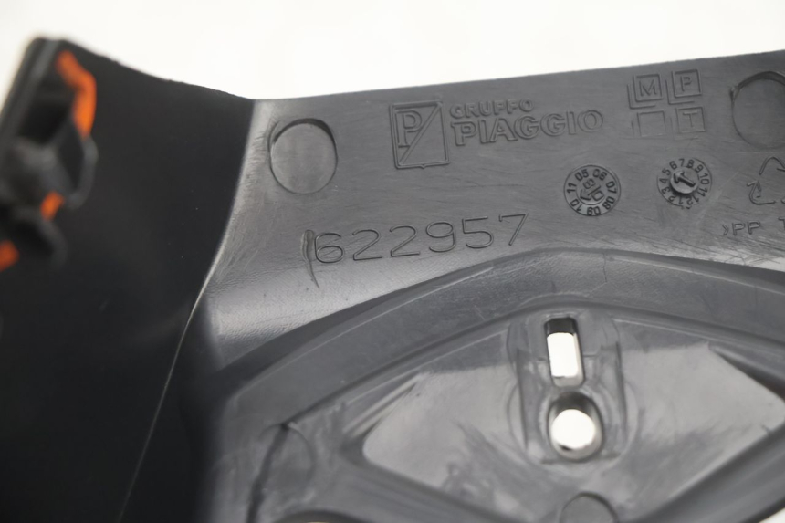 photo de COUVRE GUIDON AVANT PIAGGIO MP3 500 (2011 - 2015) - Points de fixation