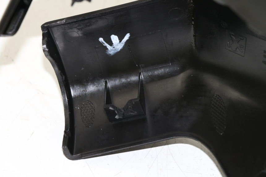 photo de COUVRE GUIDON AVANT PEUGEOT CITYSTAR 125 (2011 - 2017)