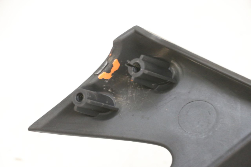 photo de COUVRE GUIDON AVANT YAMAHA XMAX X-MAX 125 (2006 - 2009) - Gros plan technique