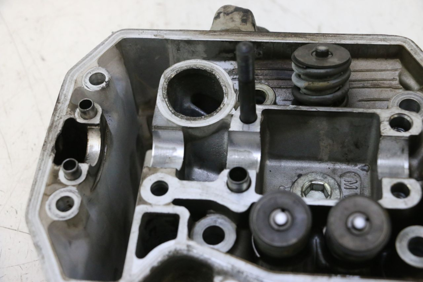 photo de CULASSE ARRIERE HONDA XRV AFRICA TWIN 750 (1990 - 1992) - Aperçu profil