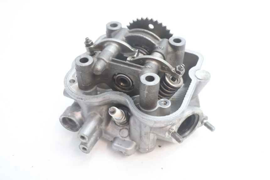 photo de Cylinder Head HONDA FES S-WING SWING ABS 125 (2007 - 2015) - Autre angle de vue