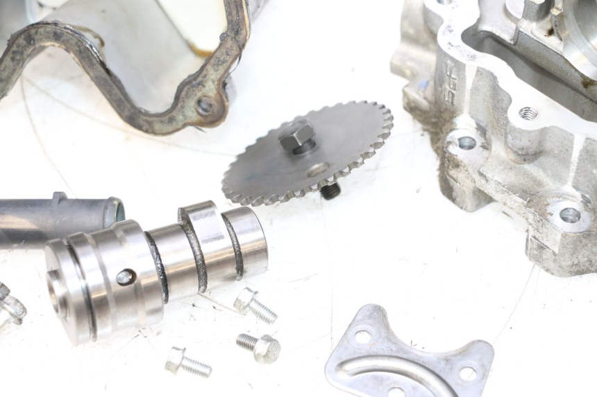 photo de CULASSE PEUGEOT SATELIS COMPRESSOR K15 125 (2006 - 2009) - Autre angle de vue