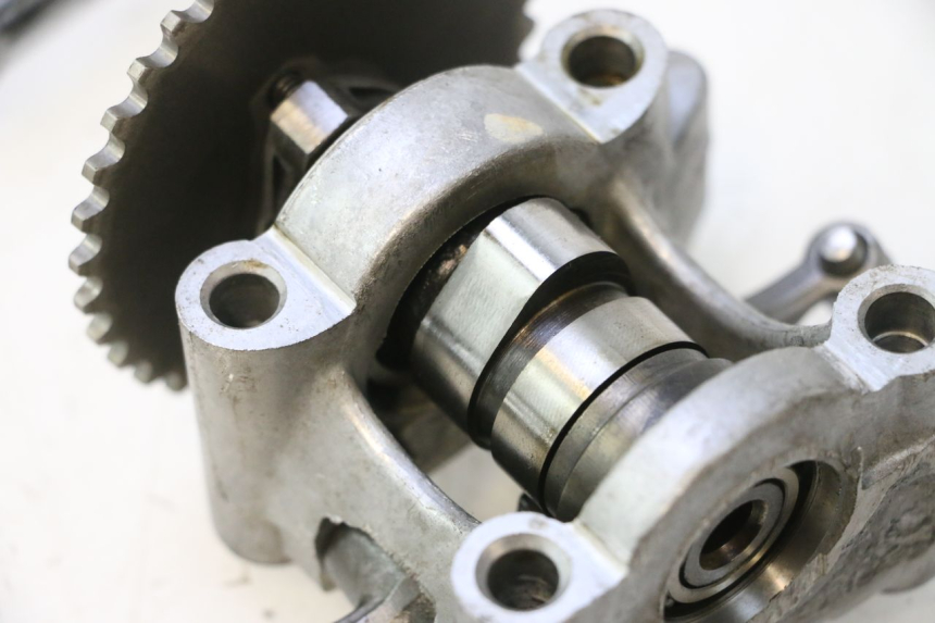 photo de CULASSE HONDA SCV LEAD 100 (2003 - 2007) - Gros plan technique