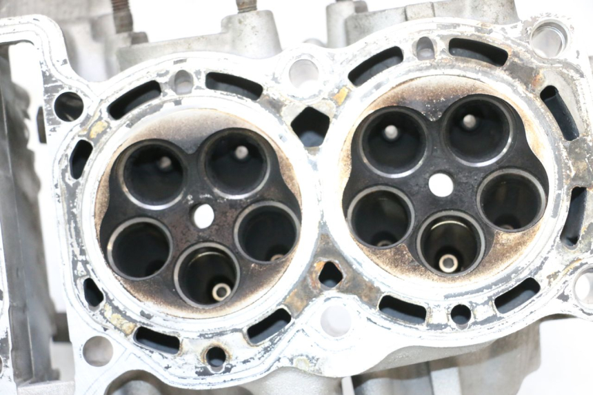 photo de CULASSE YAMAHA YZF R GENESIS 750 (1993 - 1998) - Gros plan technique