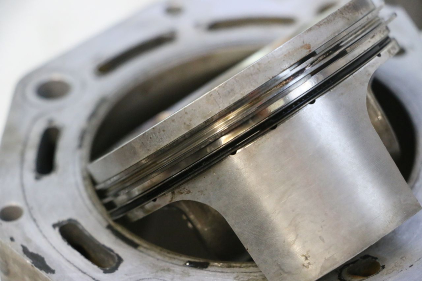 photo de CYLINDRE PISTON AVANT GILERA GP 800 (2007 - 2013) - Zoom composants