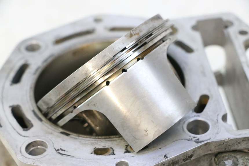 photo de CYLINDRE PISTON AVANT GILERA GP 800 (2007 - 2013) - Inspection visuelle