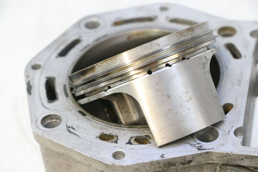 photo de CYLINDRE PISTON AVANT GILERA GP 800 (2007 - 2013) - Focus structure